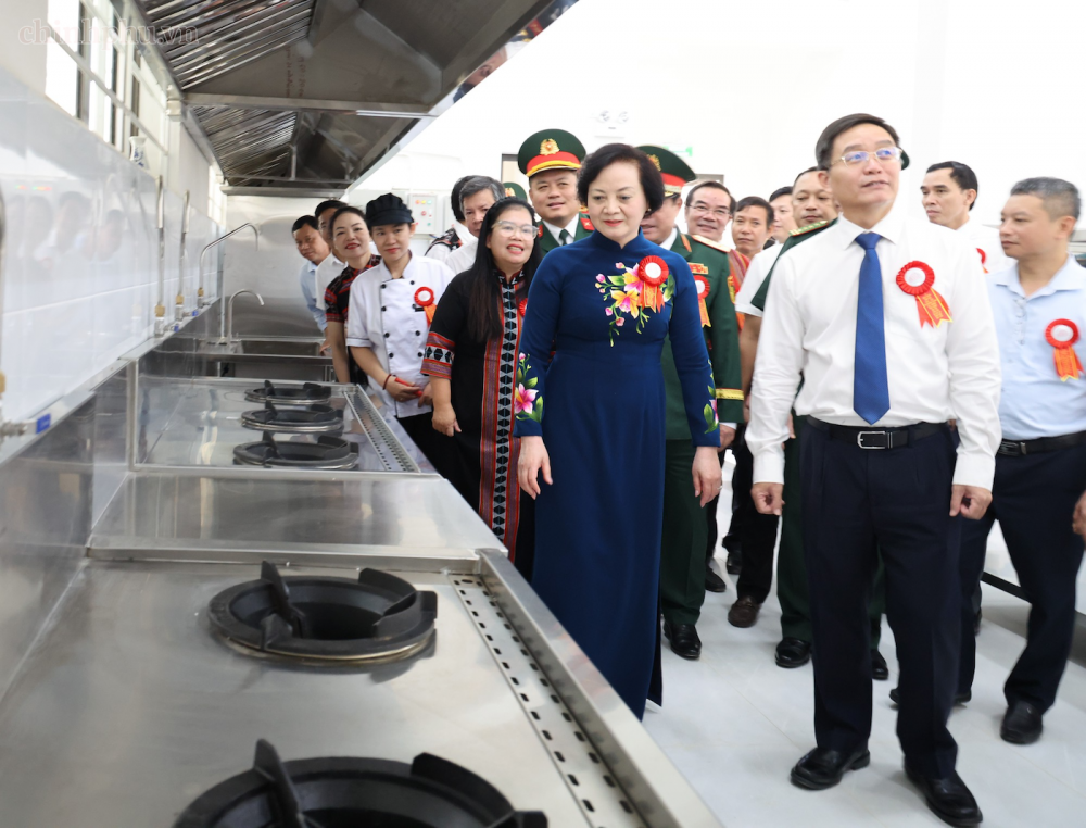 Phó Thủ tướng tham quan các hạng mục công trình của trường - Ảnh: chinhphu.vn/Thu Giang