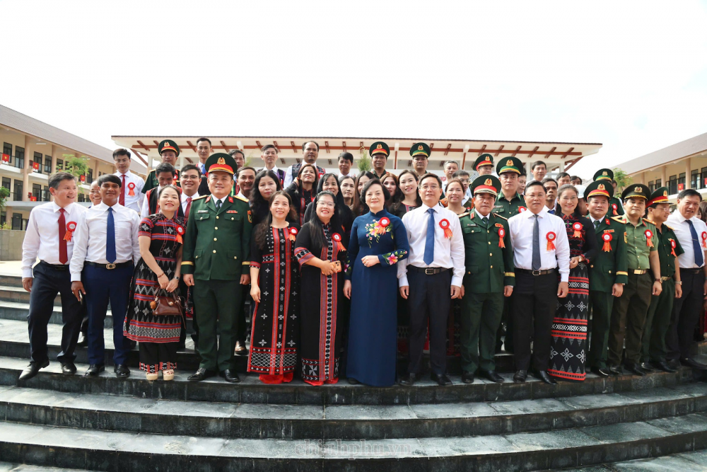 Phó Thủ tướng cùng cán bộ, giáo viên Trường Phổ thông nội trú Tiểu học và Trung học cơ sở A Lưới 3 - Ảnh: chinhphu.vn/Thu Giang