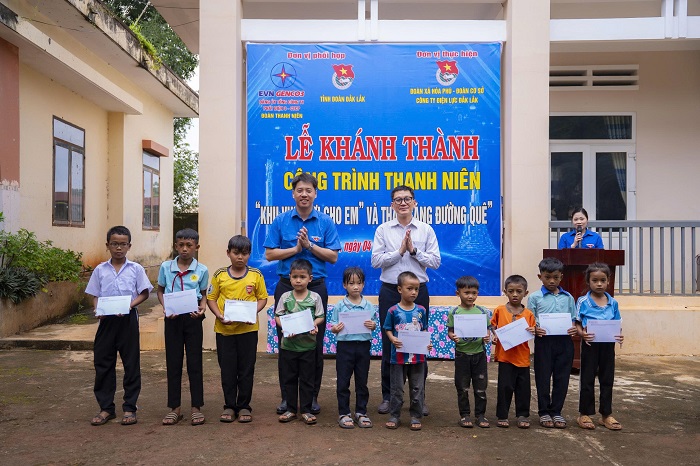 Ông Nguyễn Thao Giang – Phó Bí thư Tỉnh đoàn Đắk Lắk và Ông Vũ Quang Sáng - Ủy viên BTV Đảng ủy, Chủ tịch Công đoàn EVNGENCO3 trao quà cho các em học sinh