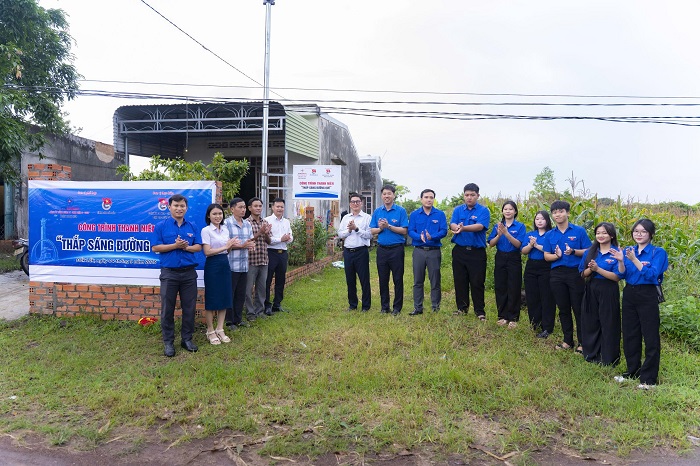 Thực hiện Nghi thức cắt băng Khánh thành công trình “Thắp sáng đường quê” tại xã Ea Wer