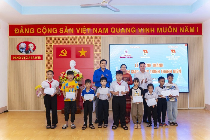 Đoàn EVNGENCO3 trao 20 phần quà cho học sinh vượt khó, học tốt của địa phương