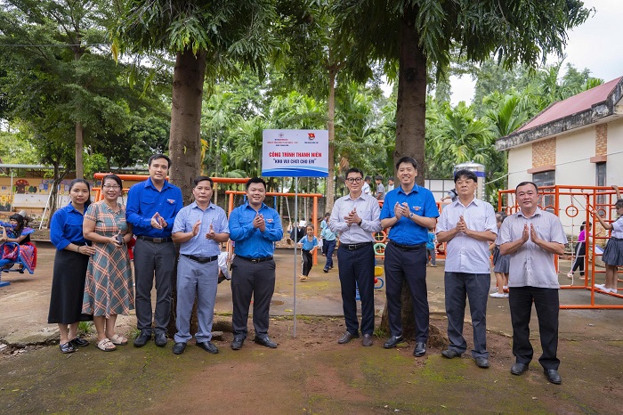 Đại diện Tỉnh đoàn Đắk Lắk, Uỷ ban MTTQ Việt Nam xã Hòa Phú, Đảng ủy, Đoàn Thanh niên EVNGENCO3 thực hiện Nghi thức cắt băng Khánh thành công trình Khu vui chơi thiếu nhi.