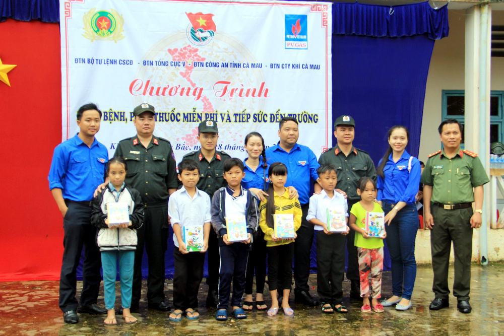 Chương trình “Tiếp sức đến trường” là hoạt động từ nguồn quỹ “Thế hệ trẻ” của Đoàn Thanh niên PV GAS, tổ chức định kỳ vào mỗi dịp bắt đầu năm học mới, nhằm tạo điều kiện giúp đỡ các học sinh có hoàn cảnh khó khăn