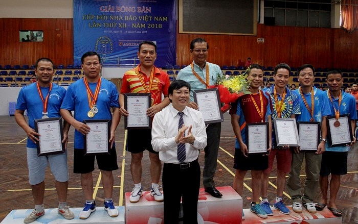 Ông Hồ Quang Lợi trao giải nội dung đôi nam lãnh đạo cho các VĐV.