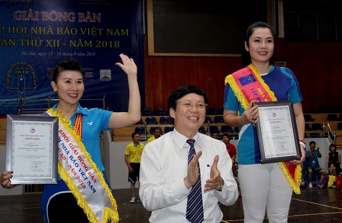 Ông Hồ Quang Lợi trao giải Hoa khôi (bên phải), Á khôi của giải