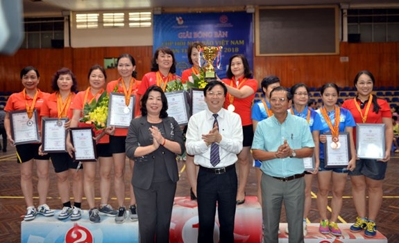 Ban tổ chức trao cup, huy chương cho các đội đoạt giải Nhất, Nhì, Ba nội dung thi đấu đồng đội nữ