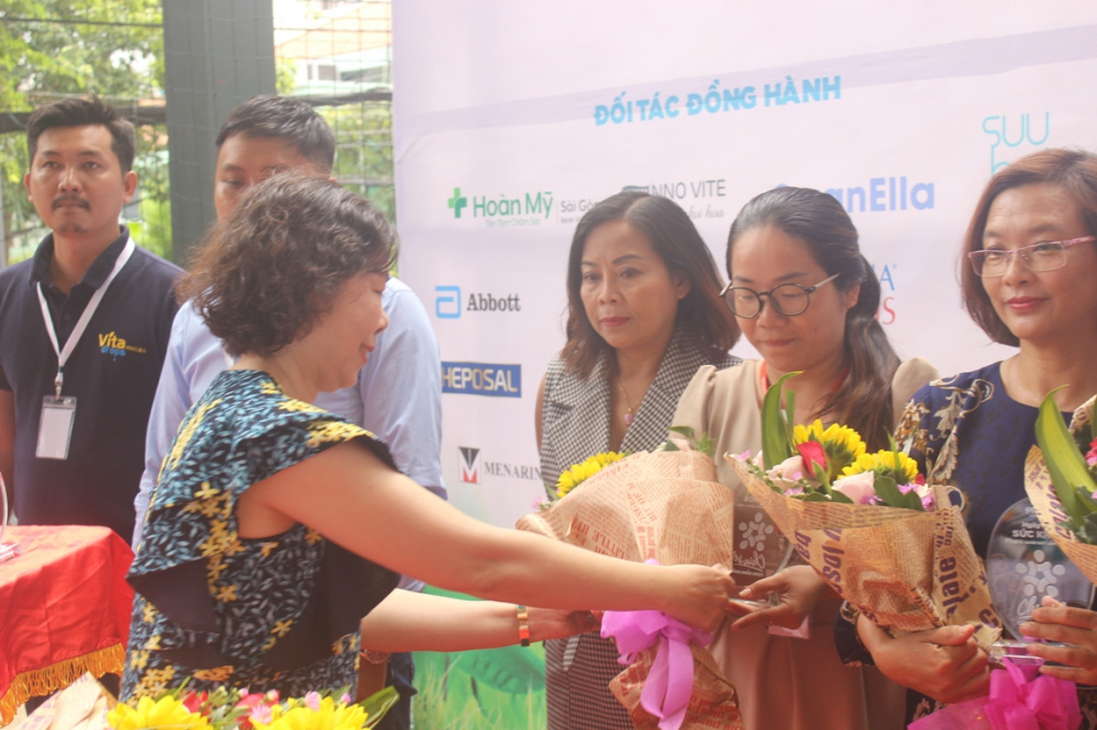 Bà Tạ Thanh Thúy, Giám đốc công ty TNHH Kim Kim Long nhận kỷ niệm chương tại ngày hội