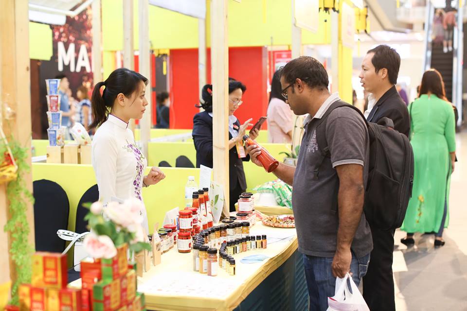 Các gian hàng Việt Nam trưng bày tại Tuần lễ hàng Việt Nam tại Thái Lan thu hút sự quan tâm đặc biệt của du khách Các gian hàng Việt Nam trưng bày tại Tuần lễ hàng Việt Nam tại Thái Lan thu hút sự quan tâm đặc biệt của du khách