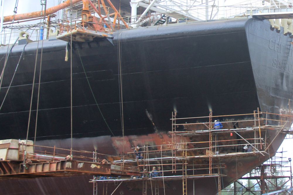 Công nhân DQS hoàn thiện phần sơn chống ăn mòn ở đuôi FSO Chí Linh