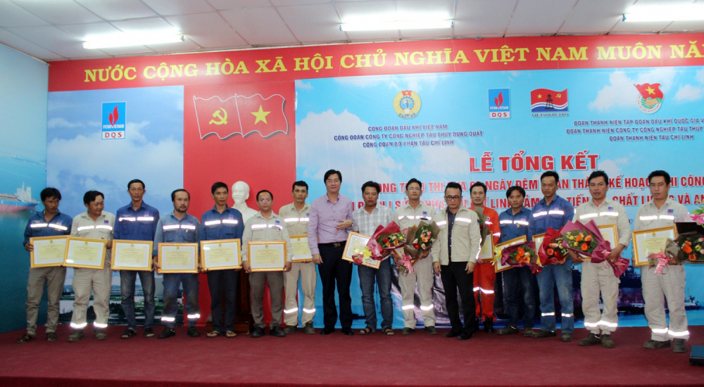 Tặng bằng khen cho các tập thể, cá nhân có thành tích xuất sắc trong phong trào