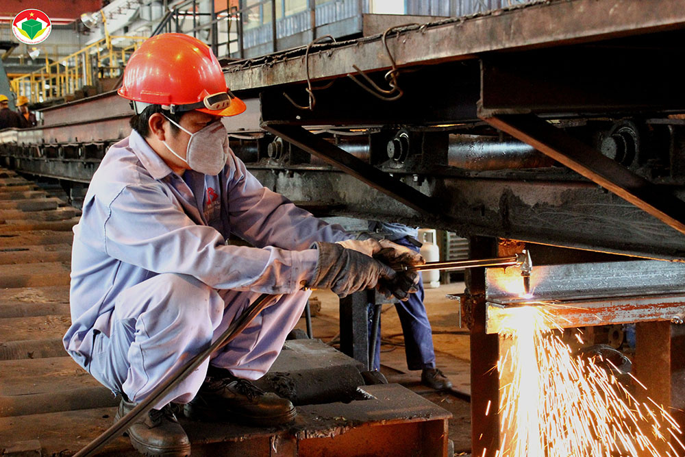 MS 09 - Tác giả Hoàng Quân   "Công nhân Nguyễn Văn Hòa đang gia cố lại giàn con lăn của máy cán thô trong phân xưởng của Công ty CP Cán Thép Nhà Bè - VNSTEEL".