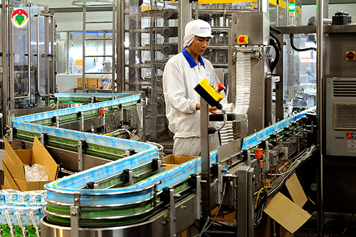 MS 10 - Tác giả Triệu Cường   "Tự hào hàng Việt Nam - dây chuyền sản xuất sữa hiện đại với công nghệ tiên tiến hàng đầu của Vinamilk".