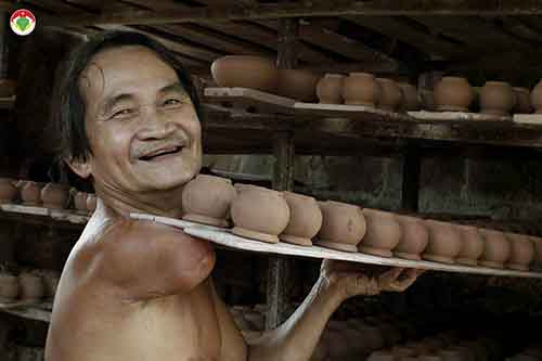 MS 01 - Tác giả Huy Linh với tác phẩm "Nghề làm gốm truyền thống tại Bình Dương và những điều kỳ diệu"