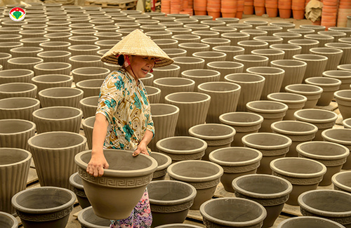 MS 05 - Tác giả Vương Hiếu  "Gốm xuất khẩu - Sản xuất gốm tại cơ sở Kim Thạch Xã Tân Dương - H.Lai Vung - Đồng Tháp