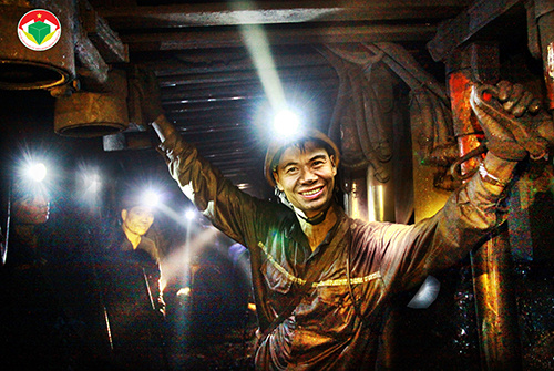 MS 06 - Tác giả Phạm Ngọc Anh   "Niềm vui từ lòng đất. Khoảnh khắc tự hào của những người công nhân mỏ sau giờ tan ca".