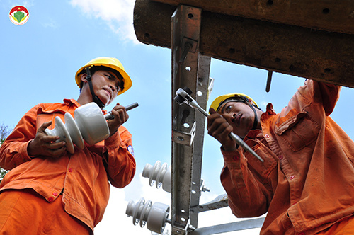 MS 08 - Tác giả Lê Hoa  "Thợ điện trên những công trình, đem đến dòng điện sáng mãi, phục vụ cuộc sống của người dân".