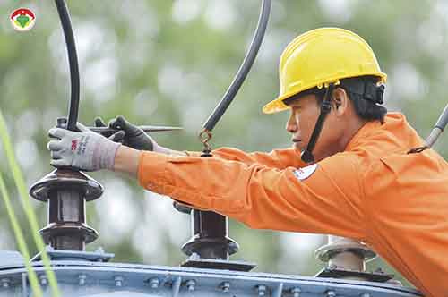 MS 04 - Tác giả Lê Hoa với tác phẩm "Mồ hơi rơi trên những công trình - Niềm tự hào của người thợ điện".