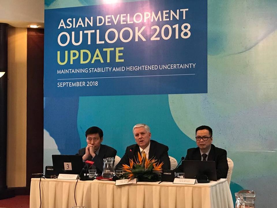 Các chuyên gia kinh tế hàng đầu của ADB dự báo, trong những tháng cuối năm, Việt Nam phải đối mặt với 3 thách thức lớn: lạm phát, căng thẳng thương mại toàn cầu và việc Cục dự trữ liên bang Mỹ nâng lãi suất cơ bản đồng USD Các chuyên gia kinh tế hàng đầu của ADB dự báo, trong những tháng cuối năm, Việt Nam phải đối mặt với 3 thách thức lớn: lạm phát, căng thẳng thương mại toàn cầu và việc Cục dự trữ liên bang Mỹ nâng lãi suất cơ bản đồng USD