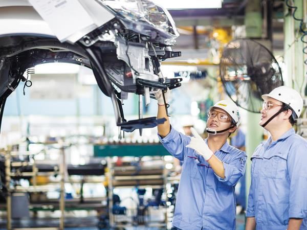 Chuyên gia kinh tế trưởng của ADB tại Việt Nam cho rằng, Kinh tế Việt Nam tăng trưởng toàn diện trong thời gian qua. Trong đó công nghiệp, nông nghiệp là những điểm sáng, dịch vụ cũng tăng trưởng ấn tượng Chuyên gia kinh tế trưởng của ADB tại Việt Nam cho rằng, Kinh tế Việt Nam tăng trưởng toàn diện trong thời gian qua. Trong đó công nghiệp, nông nghiệp là những điểm sáng, dịch vụ cũng tăng trưởng ấn tượng