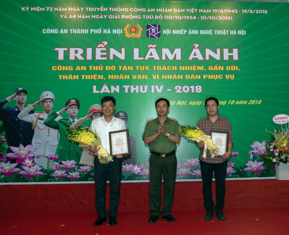 2 giải Nhì cho tác phẩm “Quả đấm th&eacute;p trấn áp tội phạm” của tác giả Nguyễn Phú Khánh và tác phẩm “Khổ luyện” của tác giả Nguyễn Huy Tưởng cùng 3 giải Ba và 15 giải Khuyến khích.