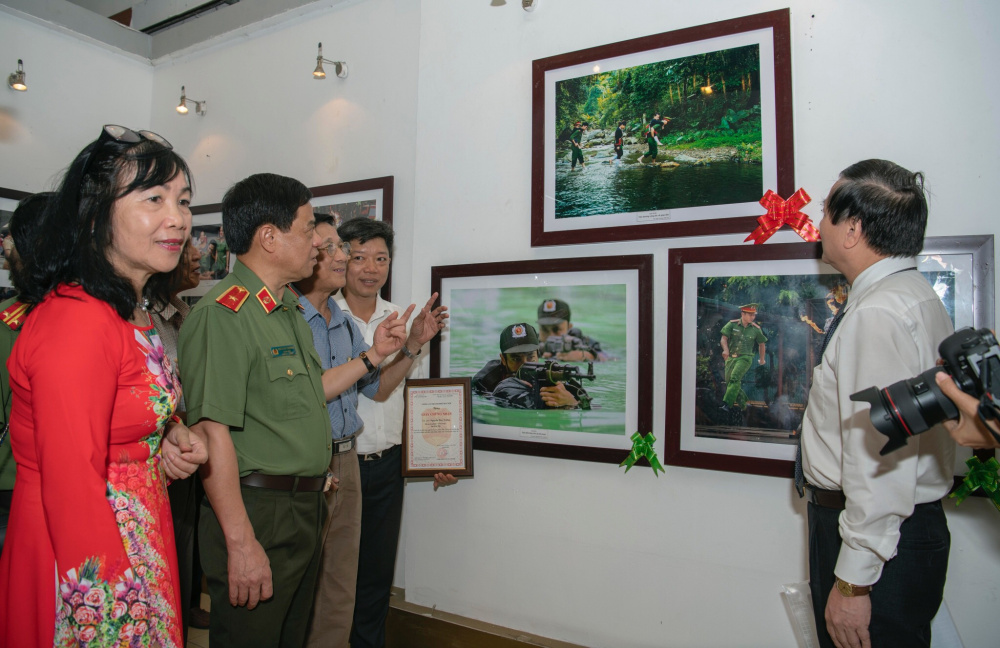 Nhiều tác phẩm của học viên thuộc Học viện nhiếp ảnh DLA đạt giải trong Cuộc thi “Công an Thủ đô tận tụy, trách nhiệm, gần gũi, thân thiện, nhân văn, vì nhân dân phục vụ”.
