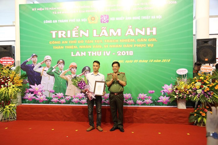 trao giải Nhất cho tác giả Dương Việt Hà với tác phẩm “Trên đường công tác về giúp dân”
