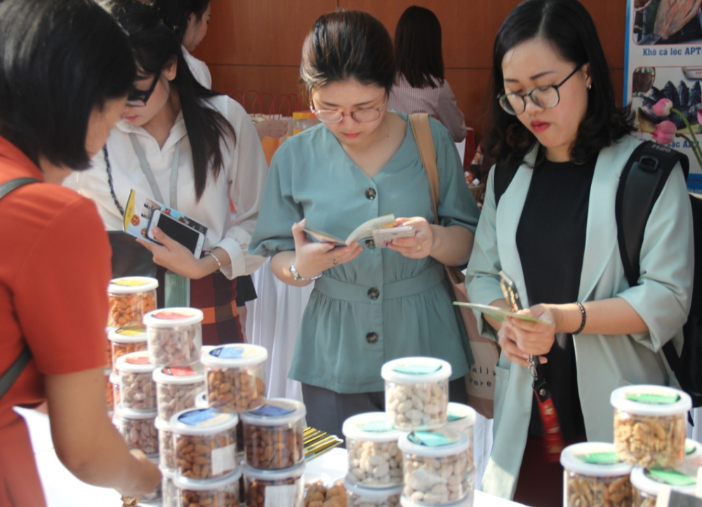 Khách hàng quan tâm đến nhiều sản phẩm trưng bày tại Hội nghị Khách hàng quan tâm đến nhiều sản phẩm trưng bày tại Hội nghị