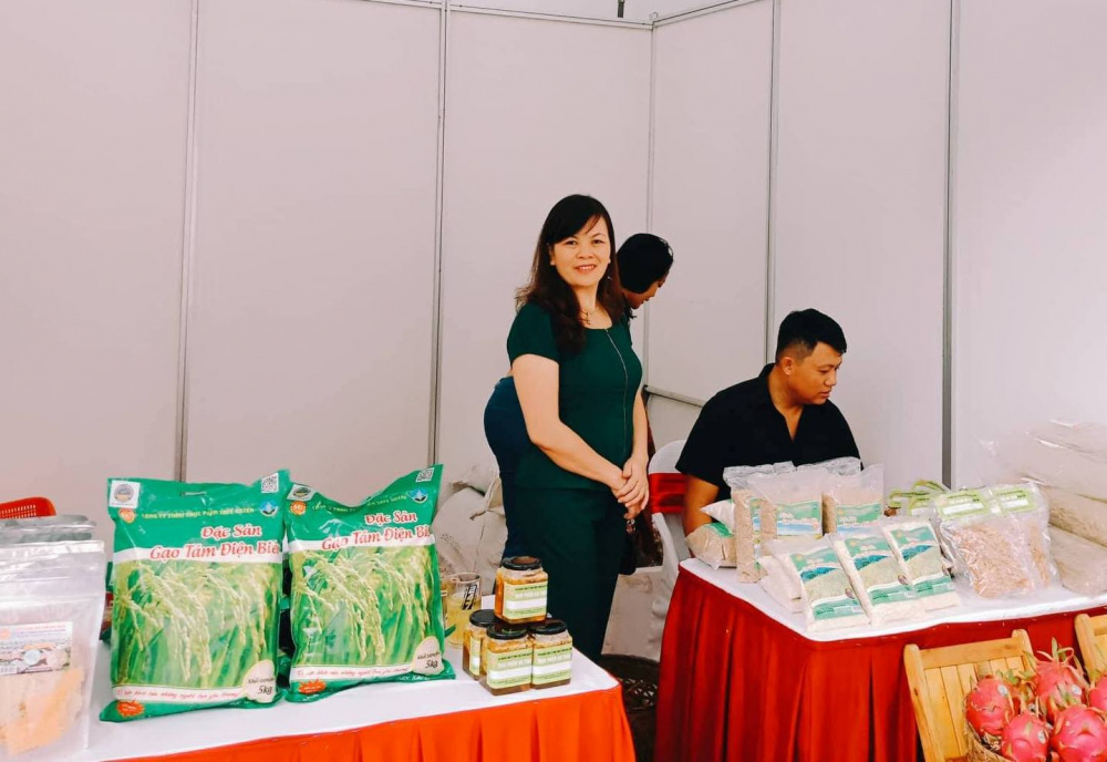 Gạo Bắc thơm số 7 Điện Biên do SaFe Green sản xuất tham gia xúc tiến tại một hội chợ Gạo Bắc thơm số 7 Điện Biên do SaFe Green sản xuất tham gia xúc tiến tại một hội chợ