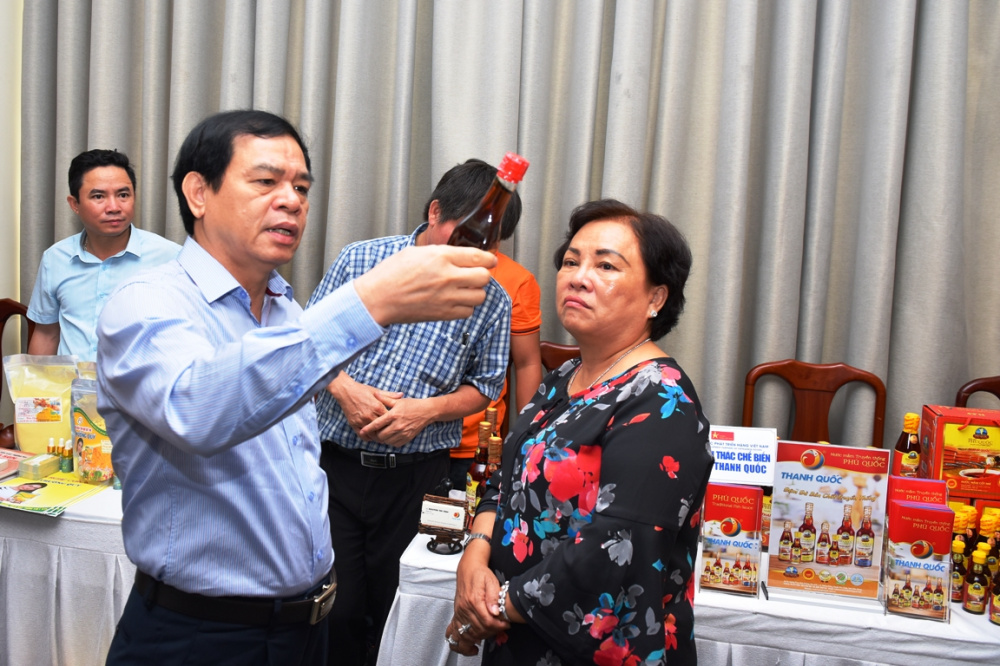 Bà Nguyễn Thị Tịnh, Giám đốc Doanh nghiệp tư nhân Cơ sở Khai thác Chế biến Hải sản Thanh Quốc giới thiệu sản phẩm với khách tham quan Bà Nguyễn Thị Tịnh, Giám đốc Doanh nghiệp tư nhân Cơ sở Khai thác Chế biến Hải sản Thanh Quốc giới thiệu sản phẩm với khách tham quan