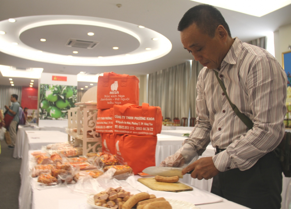 Anh Nguyễn Thanh Phương, Giám đốc Công ty TNHH Phương Khoa tự tay chuẩn bị sản phẩm trưng bày tại Hội nghị Anh Nguyễn Thanh Phương, Giám đốc Công ty TNHH Phương Khoa tự tay chuẩn bị sản phẩm trưng bày tại Hội nghị