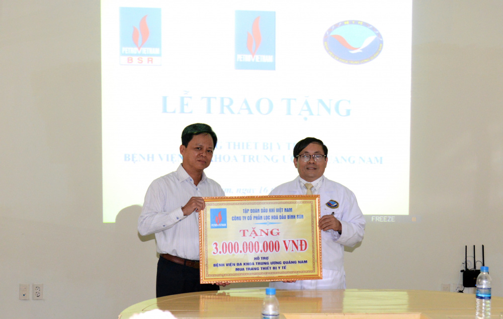 Đại diện lãnh đạo BSR trao bảng tượng trưng số tiền hỗ trợ 3 tỷ đồng cho Bệnh viện Đa khoa Trung ương Quảng Nam để mua sắm thiết bị y tế Đại diện lãnh đạo BSR trao bảng tượng trưng số tiền hỗ trợ 3 tỷ đồng cho Bệnh viện Đa khoa Trung ương Quảng Nam để mua sắm thiết bị y tế