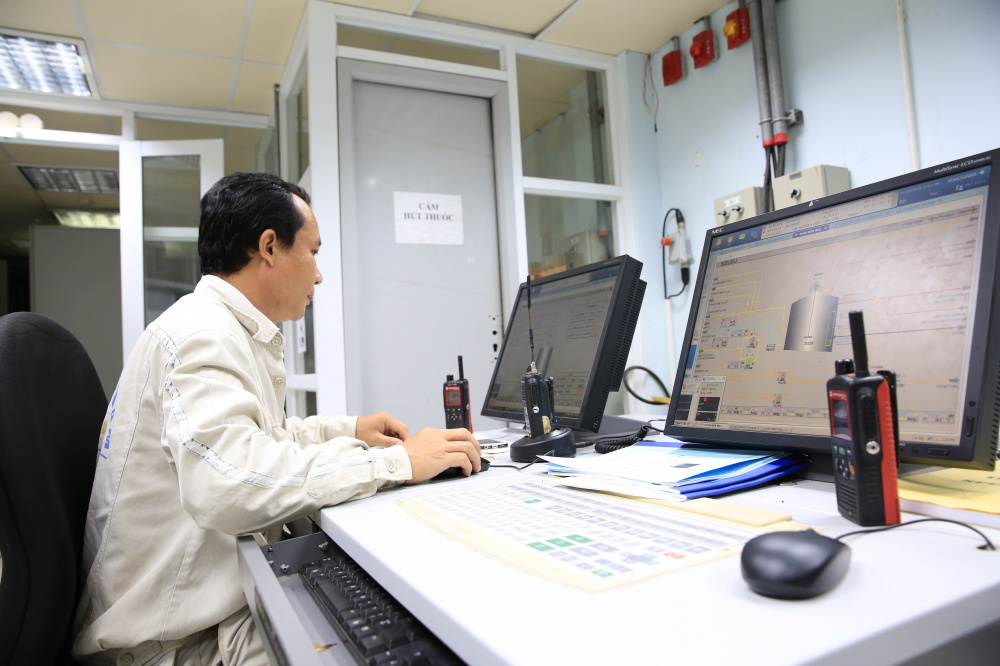 Kỹ sư vận hành phòng điều khiển Nhà máy chính