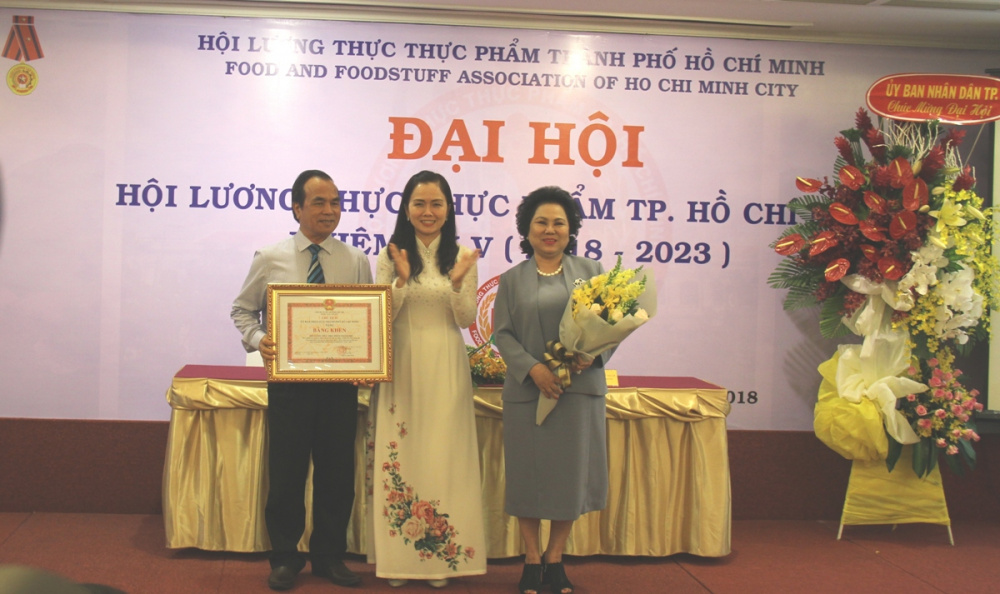 Bà Lý Kim Chi (cầm hoa) tái đắc cử Chủ tịch Hội Lương thực Thực phẩm TP. Hồ Chí Minh