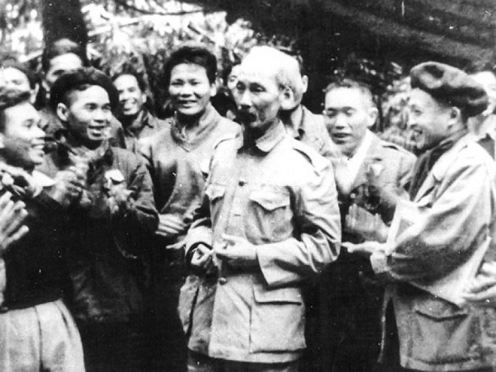 Chủ tịch Hồ Chí Minh nói chuyện với đại biểu dự Đại hội Đảng toàn quốc lần thứ II, tháng 2/1951 - Ảnh tư liệu.