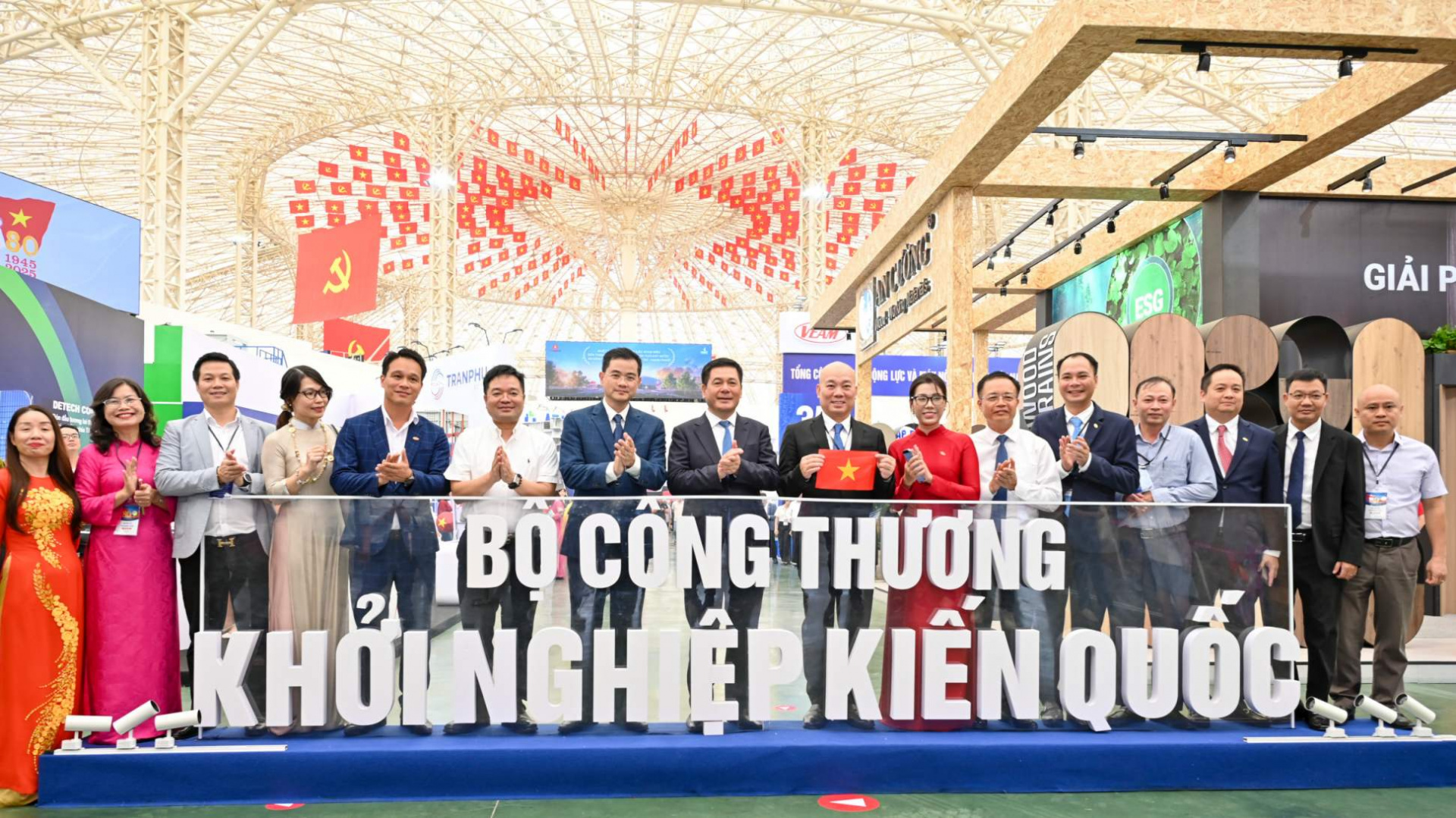 Điểm nhấn Thương hiệu quốc gia Việt Nam tạo nên bức tranh đa sắc tại Triển lãm Thành tựu Đất nước