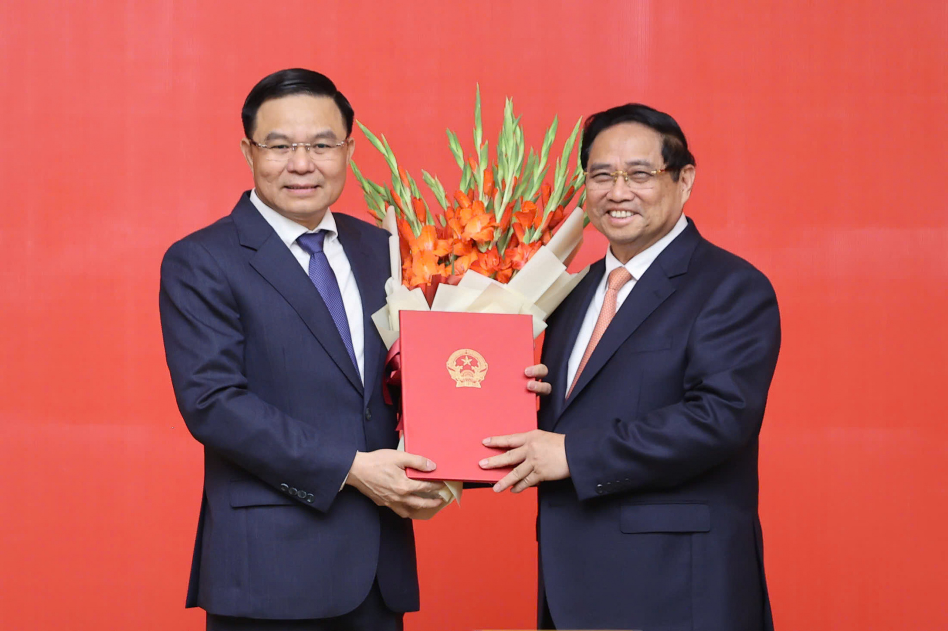 Thủ tướng Chính phủ Phạm Minh Chính trao quyết định giao Quyền Bộ trưởng Bộ Công Thương và tặng hoa chúc mừng đồng chí Lê Mạnh Hùng