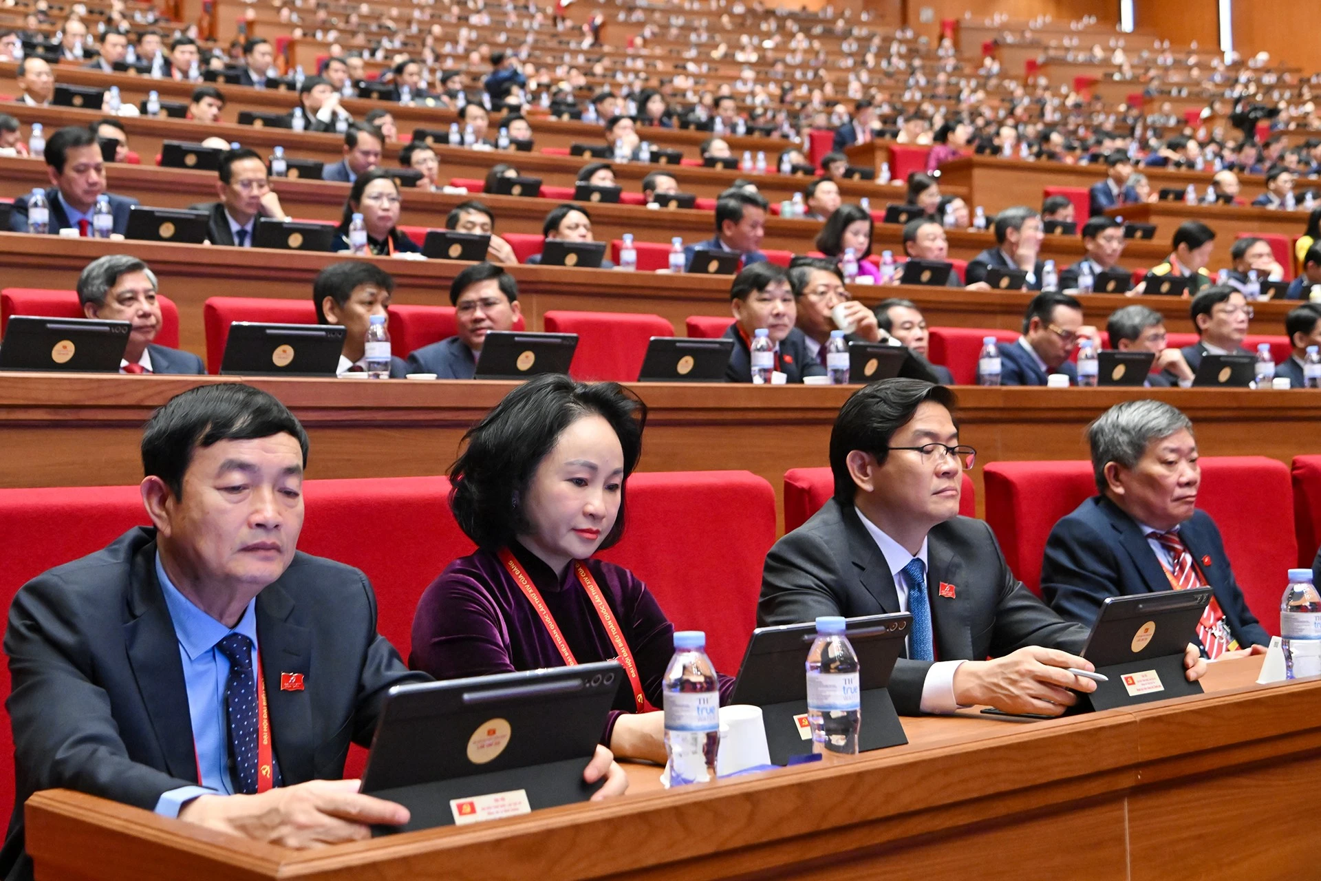 Các đại biểu đoàn Đảng bộ Chính phủ tại phiên thảo luận ở hội trường về các Văn kiện Đại hội.