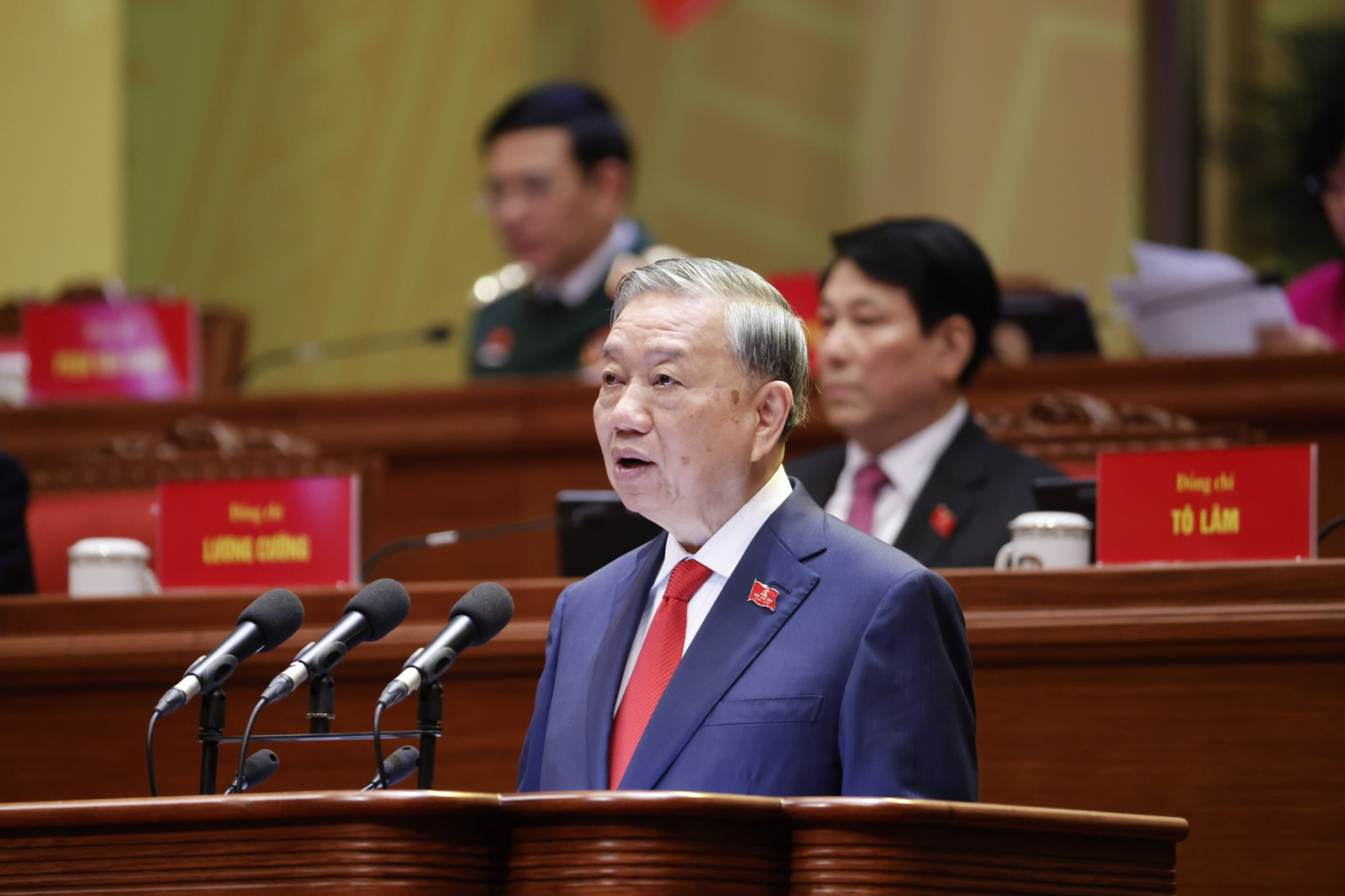 Tổng Bí thư Tô Lâm cùng các đồng chí lãnh đạo, nguyên lãnh đạo Đảng, Nhà nước và đại biểu tại phiên khai mạc Đại hội đại biểu toàn quốc lần thứ XIV của Đảng Cộng sản Việt Nam. (Ảnh: TRẦN HẢI)