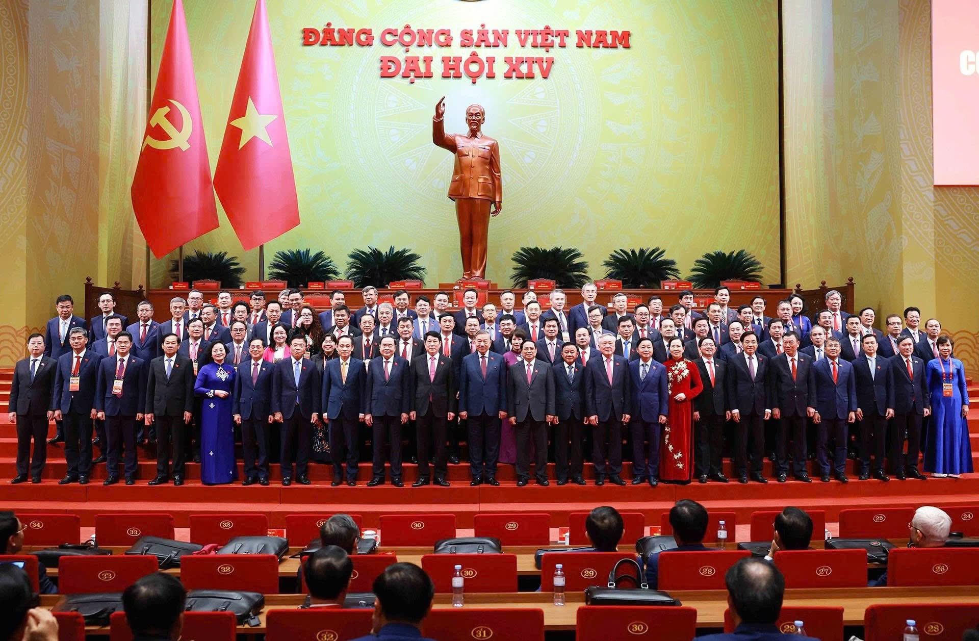 ÃNH ĐẠO ĐẢNG, NHÀ NƯỚC CHỤP ẢNH LƯU NIỆM VỚI ĐẠI BIỂU THAM DỰ ĐẠI HỘI XIV CỦA ĐẢNG