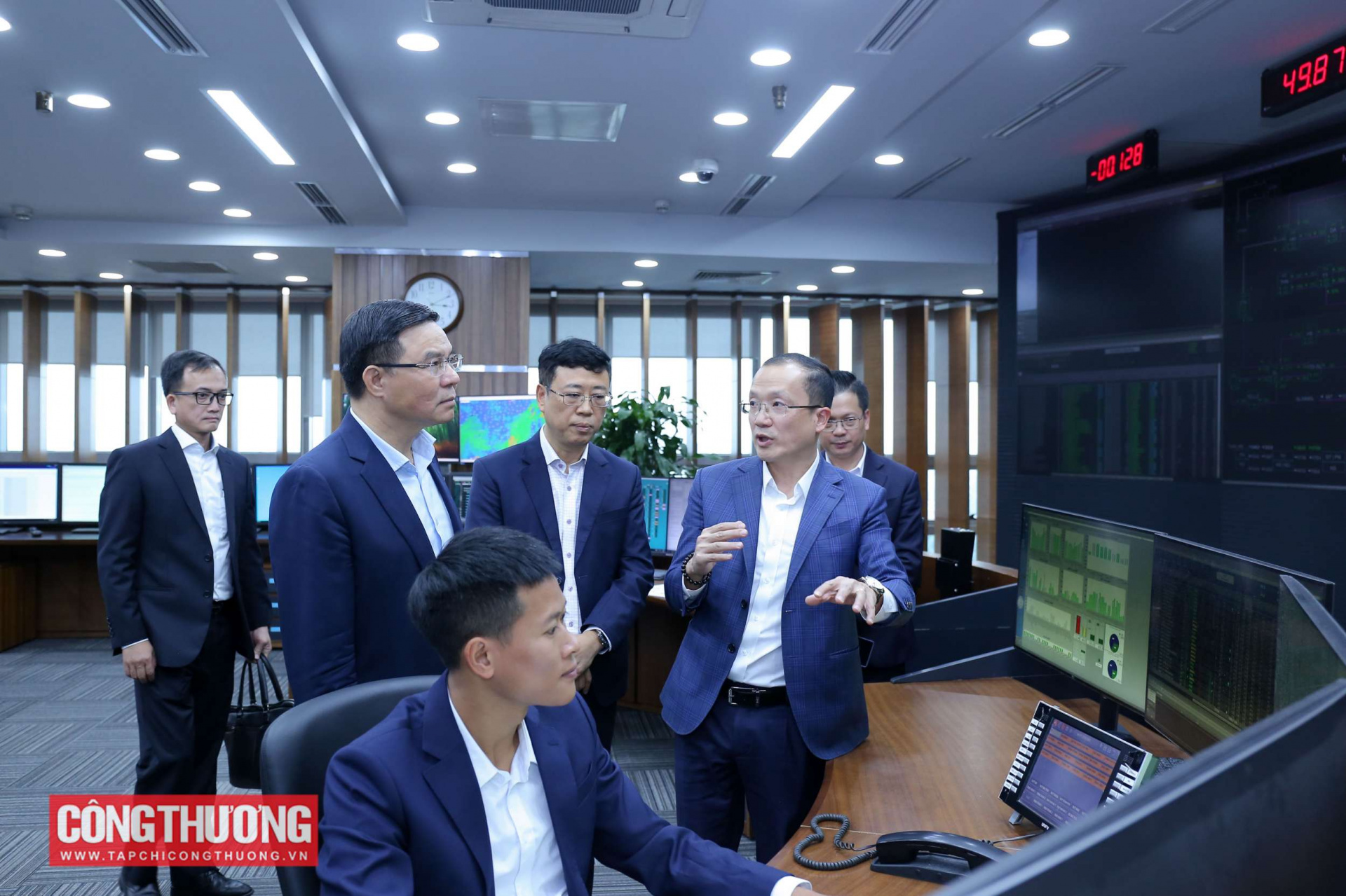 Quyền Bộ trưởng Bộ Công Thương Lê Mạnh Hùng cùng đoàn công tác Bộ Công Thương làm việc với Công ty Vận hành hệ thống điện và thị trường điện Quốc gia (NSMO)