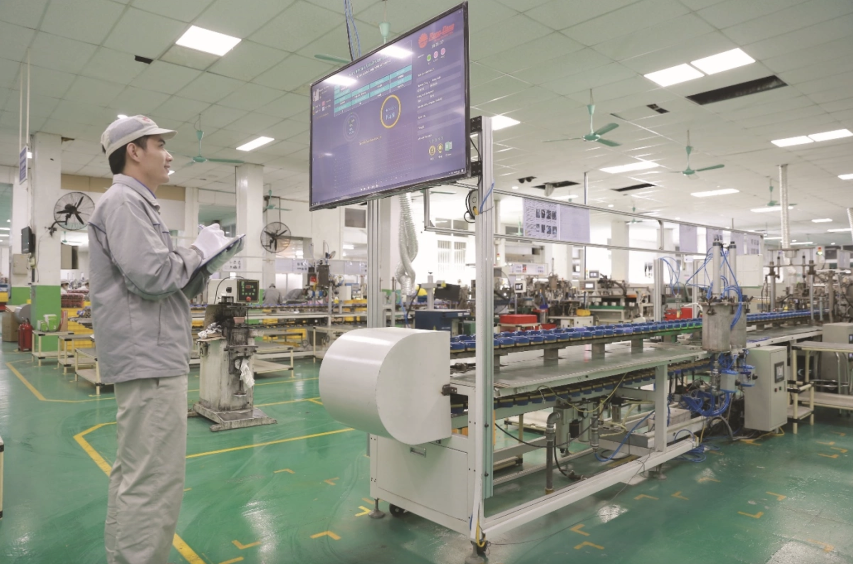 Dây chuyền lắp ráp đèn LED ốp trần Rạng Đông