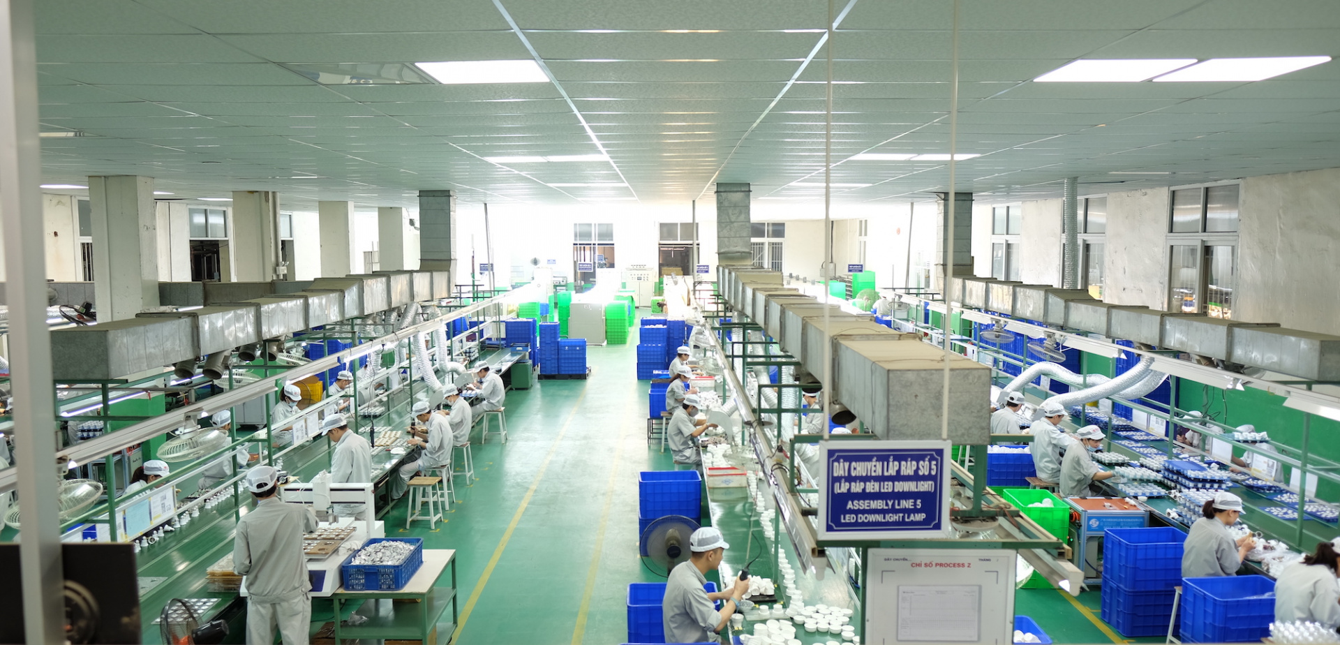 Dây chuyền lắp ráp đèn LED ốp trần Rạng Đông