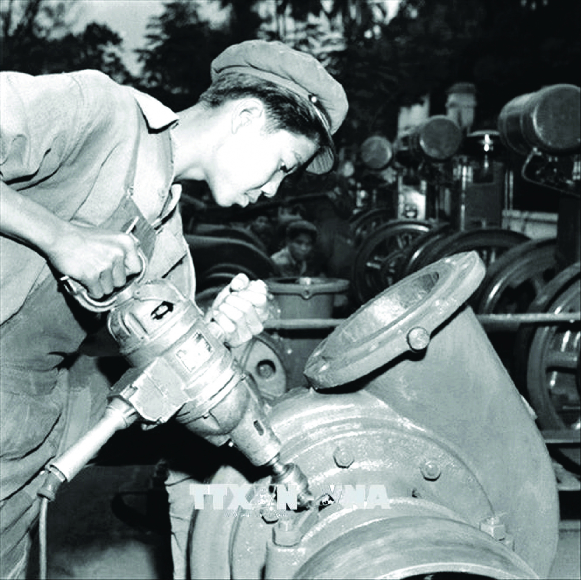 Phong trào “Người người thao diễn, ngành ngành thao diễn, đứng máy nào thao diễn  máy ấy, dùng dụng cụ nào thao diễn dụng cụ ấy, sản xuất mặt hàng nào thao diễn  mặt hàng ấy” tại Nhà máy Cơ khí Duyên Hải vào đầu năm 1960. (Ảnh: TTXVN)