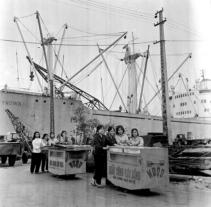 Cửa hàng mậu dịch quốc doanh Ngô Quyền, Hải Phòng ưu tiên mang hàng đến tận cảng bán cho công nhân (tháng 01/1969). (Ảnh: TTXVN)