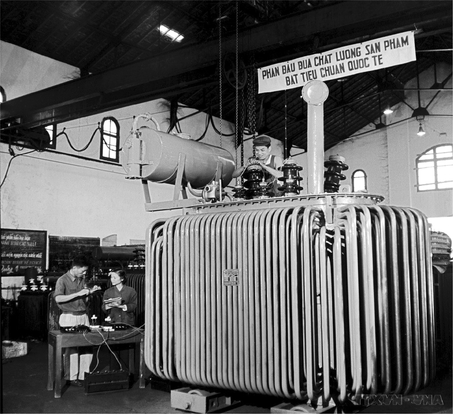 Tháng 5/1963, Nhà máy Cơ điện sản xuất thành công máy biến thế điện 1.800kVA lớn nhất miền Bắc, do cán bộ và công nhân Việt Nam tự thiết kế sản xuất. (Ảnh: TTXVN)