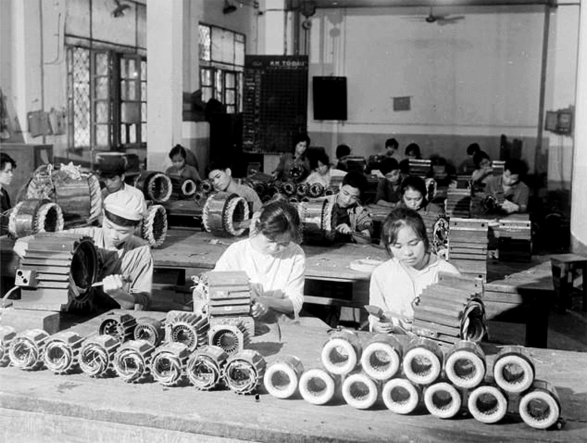 Phong trào “Nhận thêm việc, làm thêm giờ, thay cho người đi chiến đấu ở Nhà máy Chế tạo Điện cơ Hà Nội. (Ảnh: TTXVN)