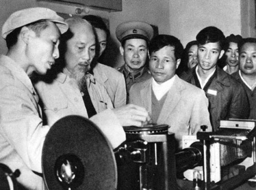 Chủ tịch Hồ Chí Minh với cán bộ, công nhân Xưởng Cơ khí, Nhà máy Gang thép Thái Nguyên, tháng 01/1964. (Ảnh: tư liệu)