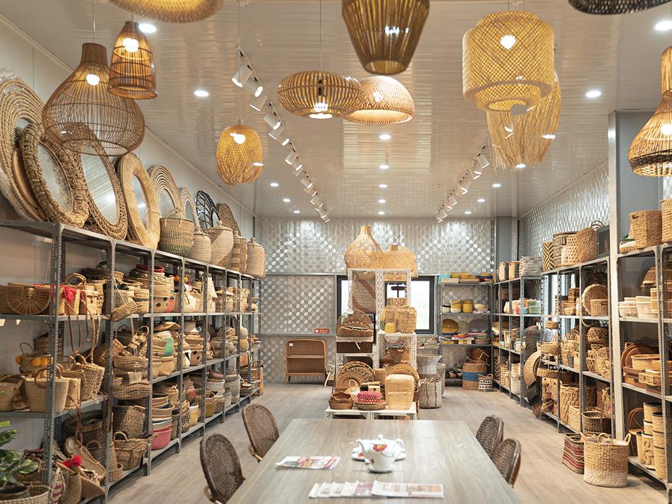 thăm xưởng sản xuất của Công ty Cổ phần Đầu tư và Phát triển Sáng tạo Đông Dương (Indochina JSC., thương hiệu xuất khẩu Viettimecraft)