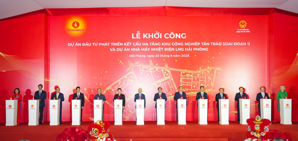 Thủ tướng Phạm Minh Chính và các đại biểu bấm nút khởi công dự án đầu tư phát triển kết cấu hạ tầng Khu Công nghiệp Tân Trào (giai đoạn 1) và dự án Nhà máy Nhiệt điện LNG Hải Phòng - Ảnh: Đàm Thanh