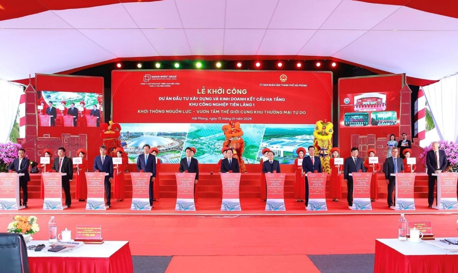 Các đồng chí lãnh đạo thành phố và đại biểu bấm nút khởi công Dự án Đầu tư xây dựng và kinh doanh kết cấu hạ tầng khu công nghiệp Tiên Lãng 1 nằm trong Khu thương mại tự do thuộc Khu kinh tế ven biển phía Nam Hải Phòng vào sáng 15/1